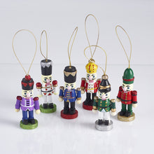 Load image into Gallery viewer, Robin Reed 6 Traditional Nutcracker Christmas Crackers
